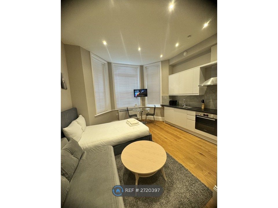 Property photo 2 of 6 Bedroom