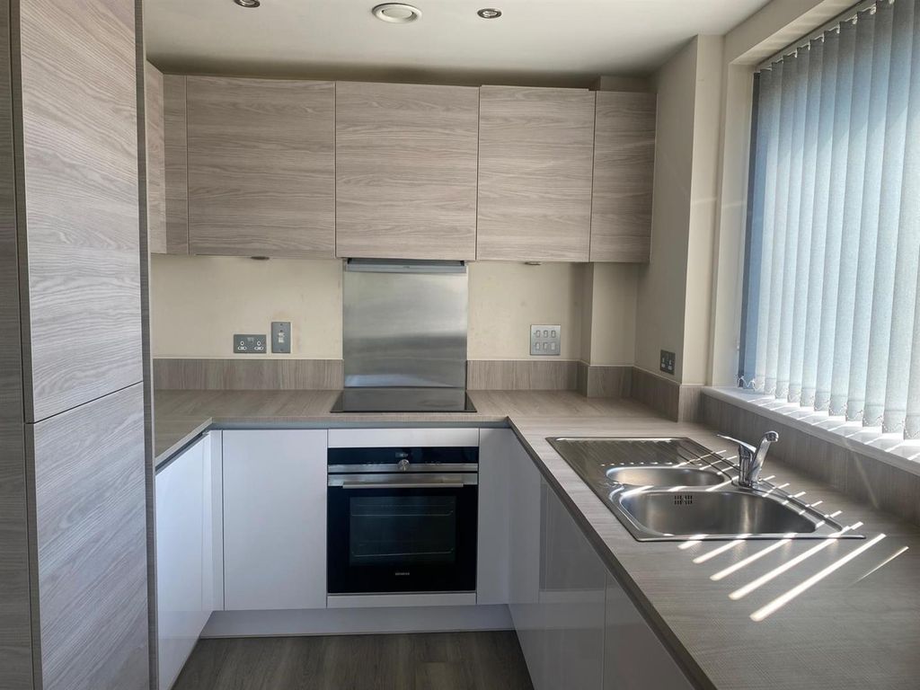 Property photo 3 of 12 Kitchen