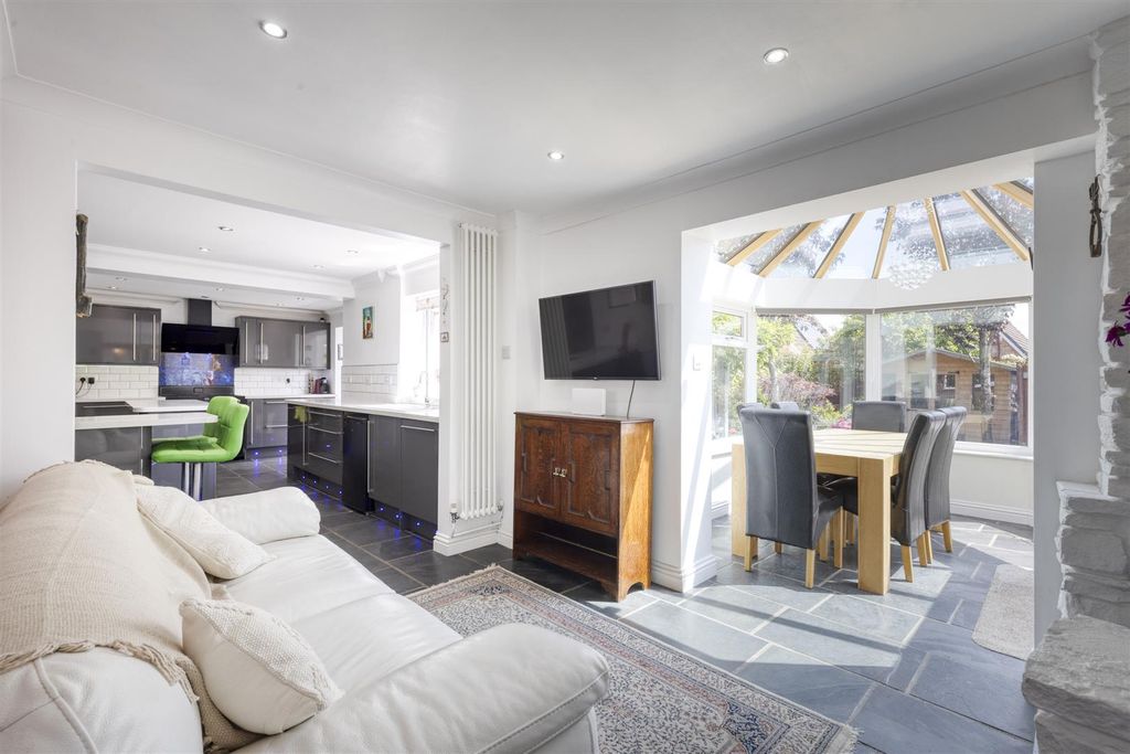 Property photo 2 of 52 Sundaleclose-22.Jpg