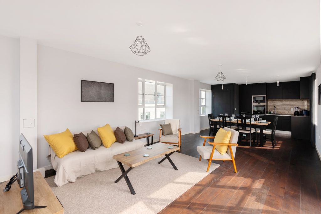 Property photo 2 of 28 Apartment 5, 14 M...