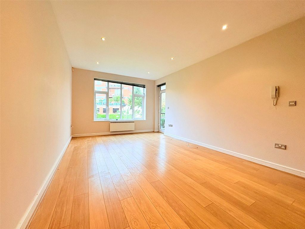 Property photo 3 of 10 Lounge