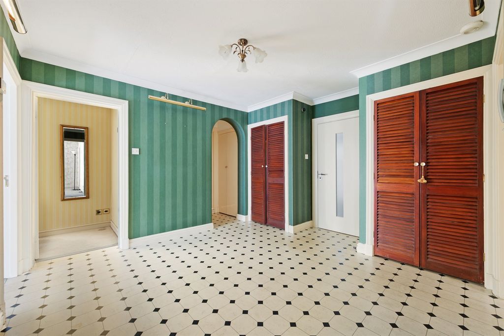 Property photo 2 of 18 Entrance Hallway