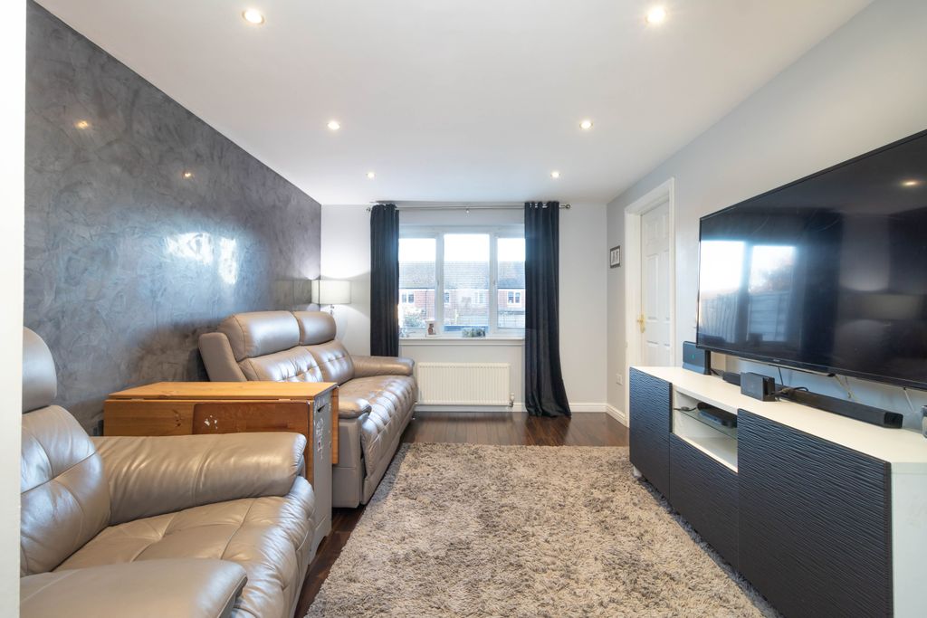 Property photo 3 of 19 Lounge