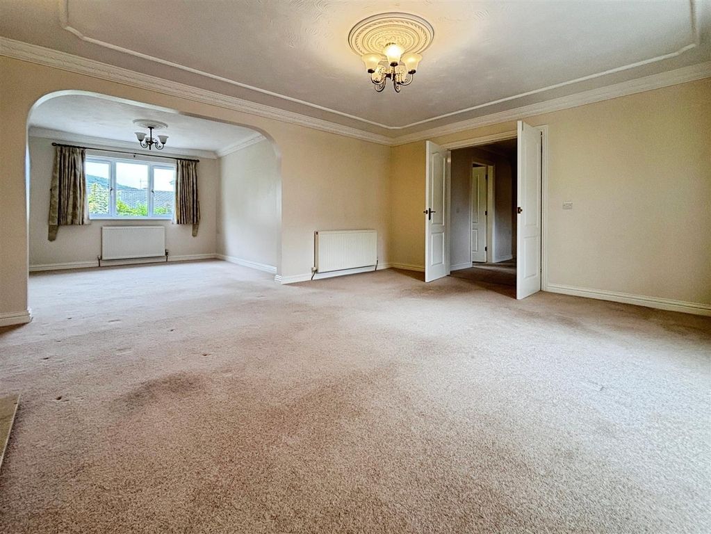 Property photo 3 of 23 Lounge V2
