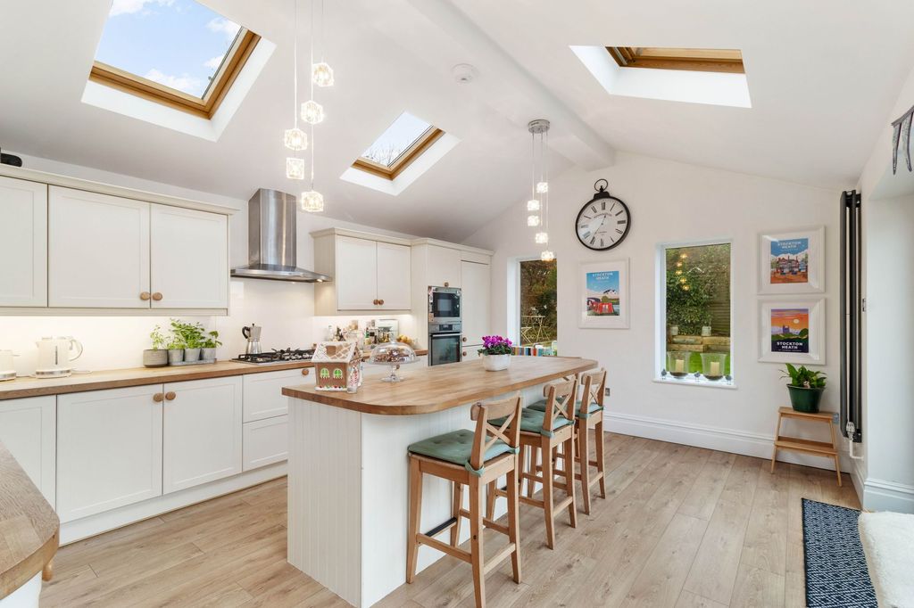 Property photo 2 of 32