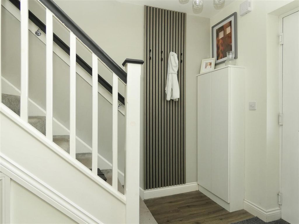 Property photo 2 of 20 Entrance Hall