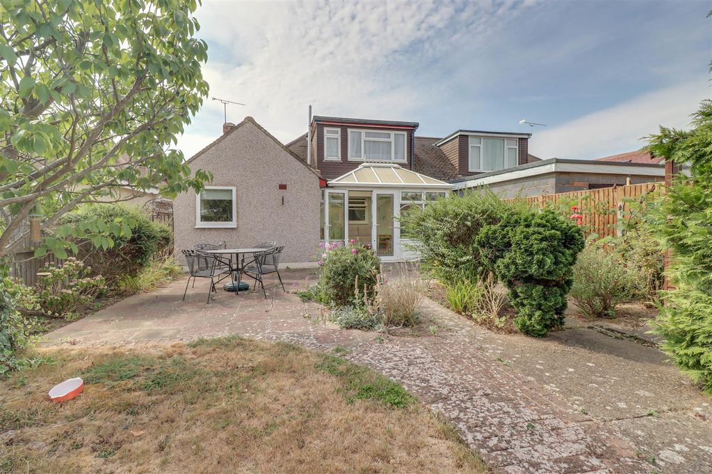 Property photo 3 of 20 4 Laburnum Avenue-17.Jpg