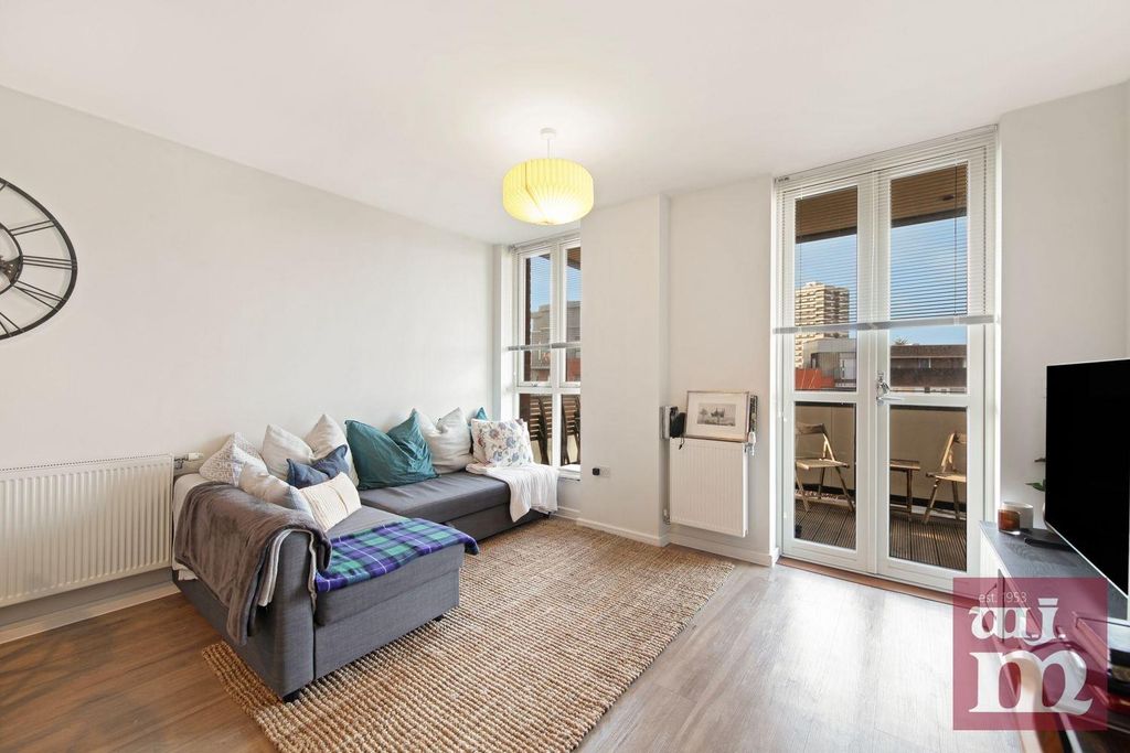 Property photo 3 of 10 Reception