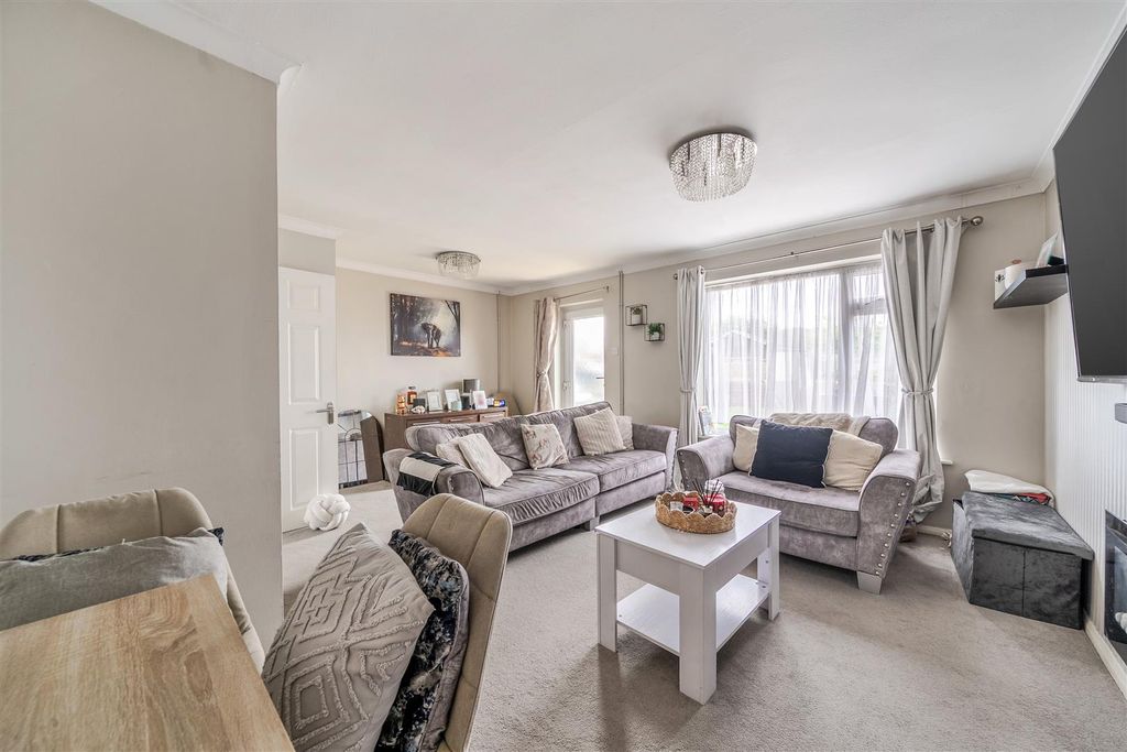 Property photo 3 of 17 Fairfield Road, Ramsgate