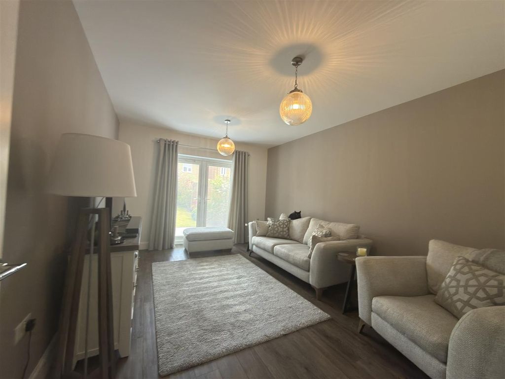 Property photo 3 of 15 Lounge