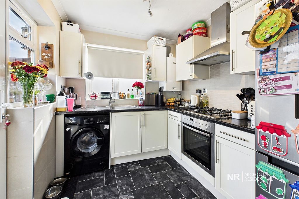 Property photo 3 of 11 Kitchen