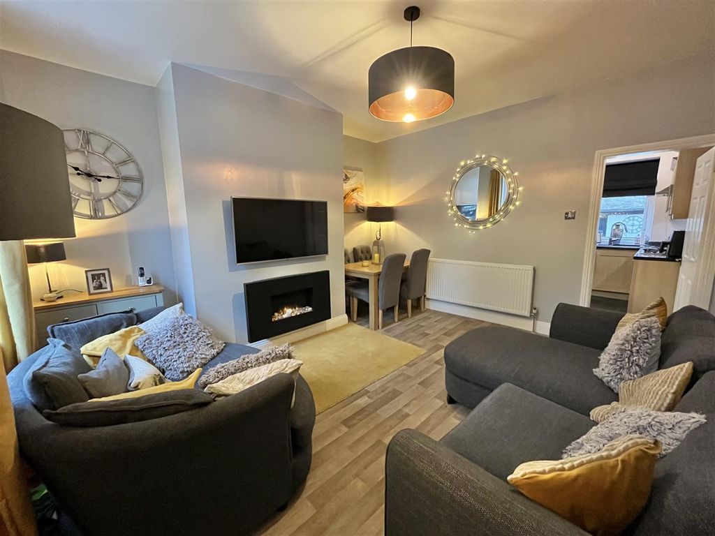 Property photo 3 of 14 Lounge