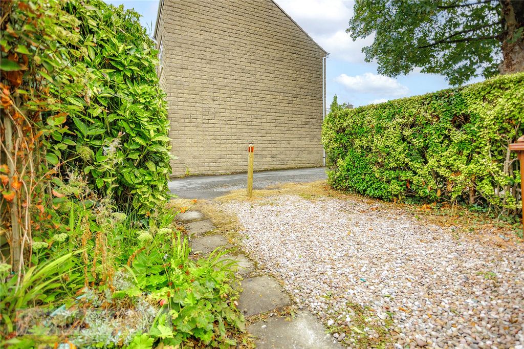 Property photo 3 of 14 Driveway Parking
