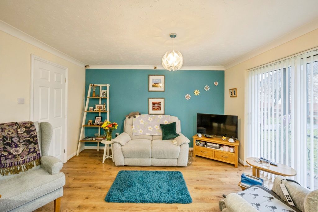 Property photo 3 of 14 Lounge