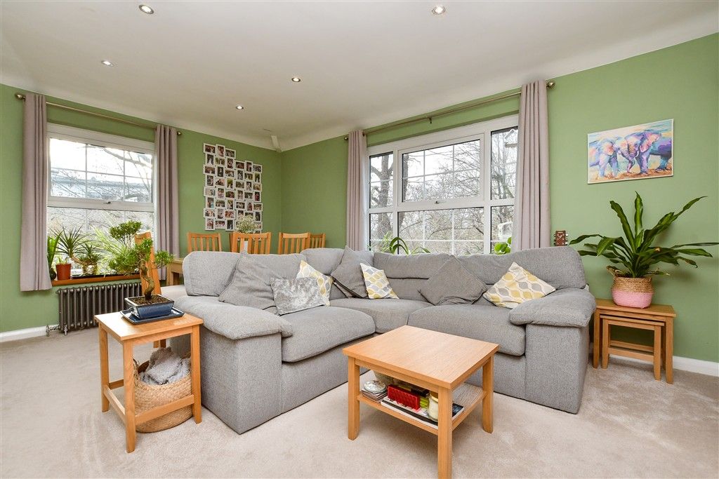 Property photo 3 of 11 Lounge