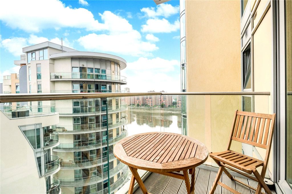 Property photo 3 of 8 Balcony