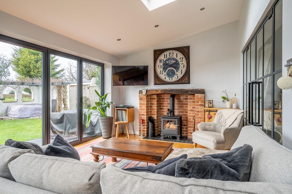 Property photo 2 of 21 Living Room