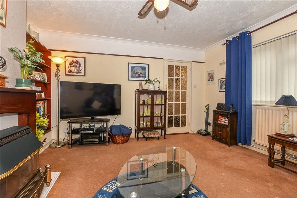 Property photo 3 of 15 Lounge