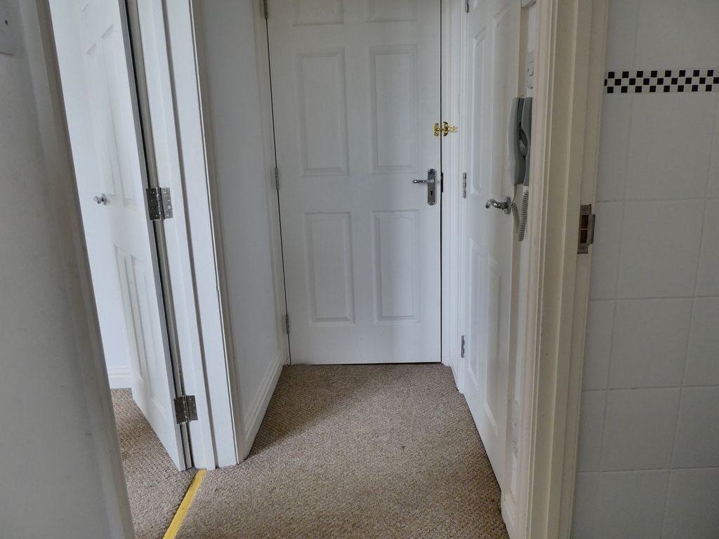 Property photo 2 of 10 Hall