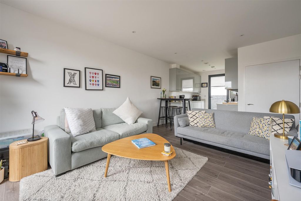 Property photo 3 of 20 High Road, E10