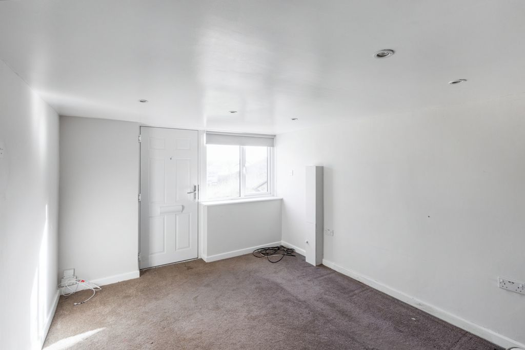 Property photo 3 of 18 19 Lodge Gate Close, Denholme, Bradford, Bd13 4Ed