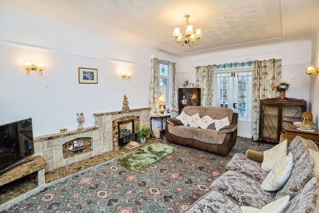 Property photo 3 of 35 Living Room