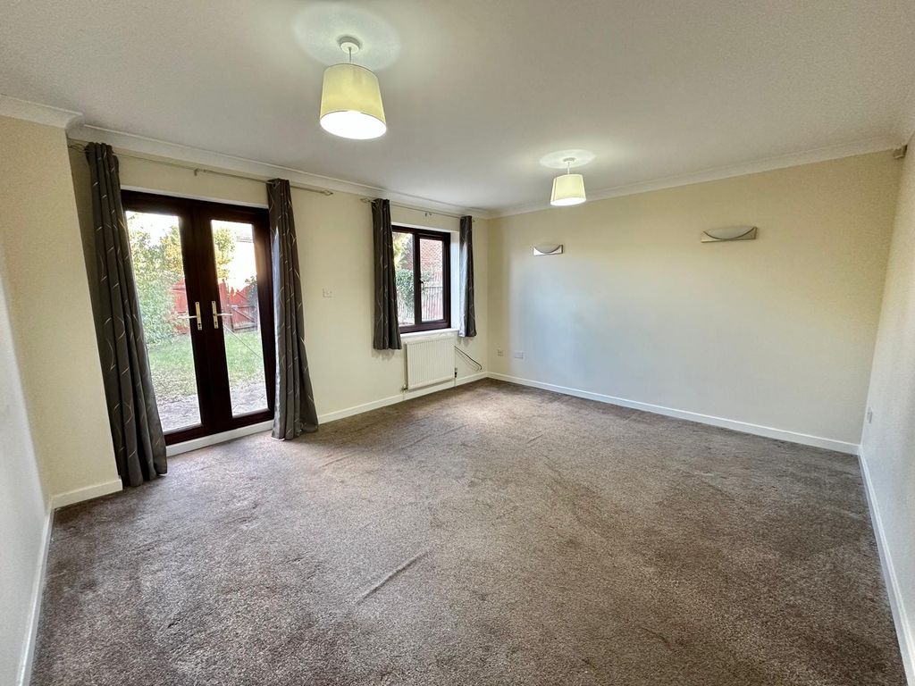 Property photo 3 of 6 Living Room