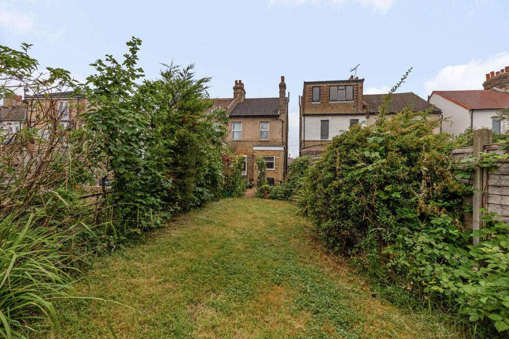 Property photo 3 of 13 17 Ingham Road, Cr7 - 7