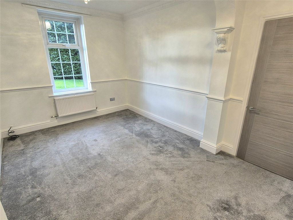 Property photo 3 of 13 Lounge