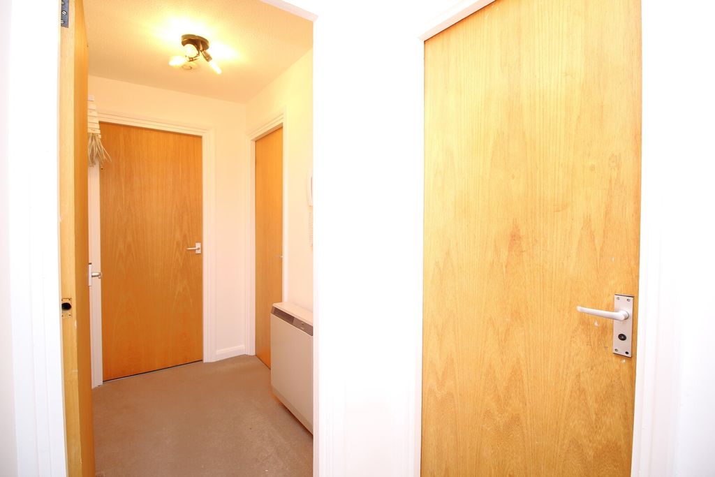 Property photo 2 of 7 Hallway