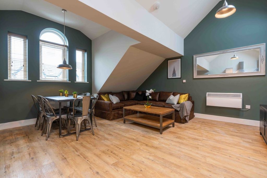 Property photo 1 of 20 Flat 2, 126 Walter Road Living Room 4