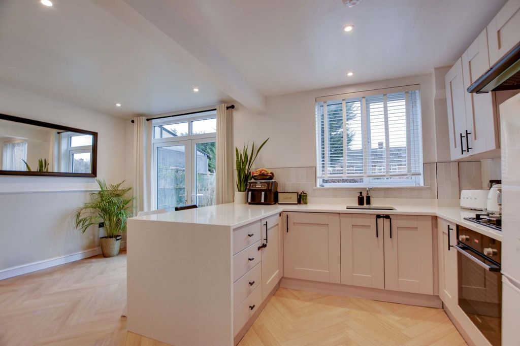 Property photo 3 of 27