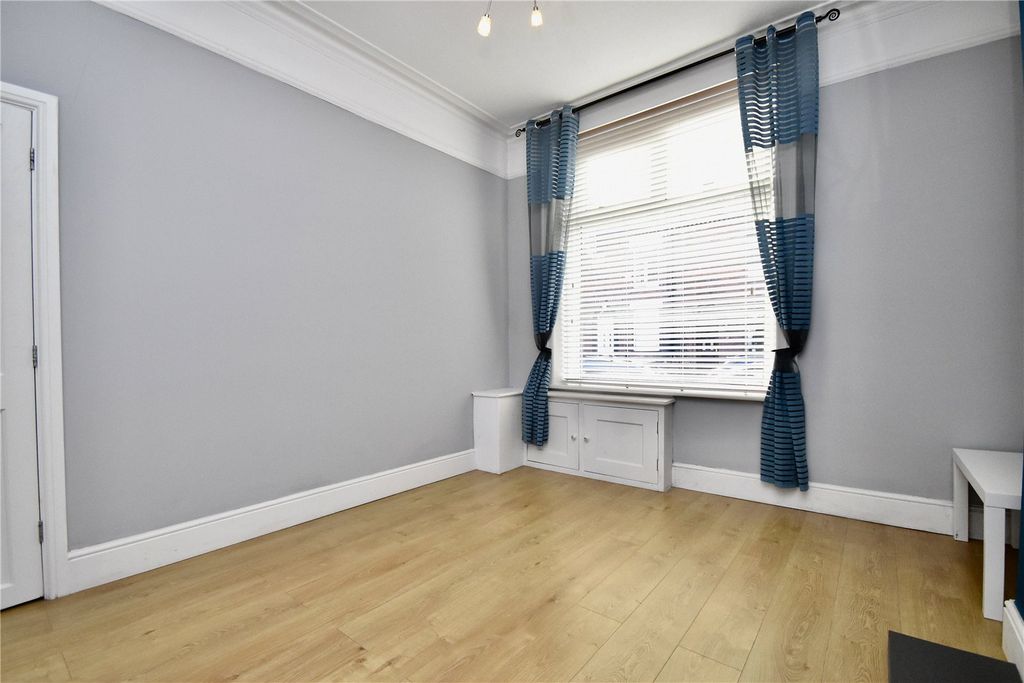 Property photo 3 of 21 Lounge