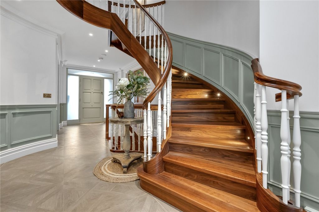 Property photo 3 of 32 Entrance Hall