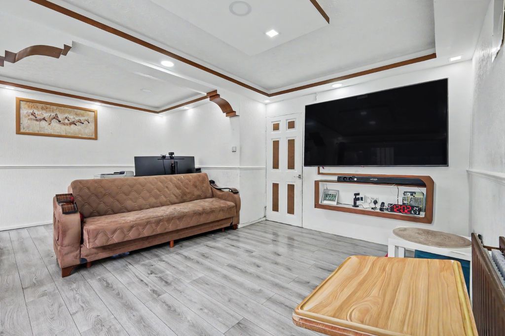 Property photo 2 of 14 5212213