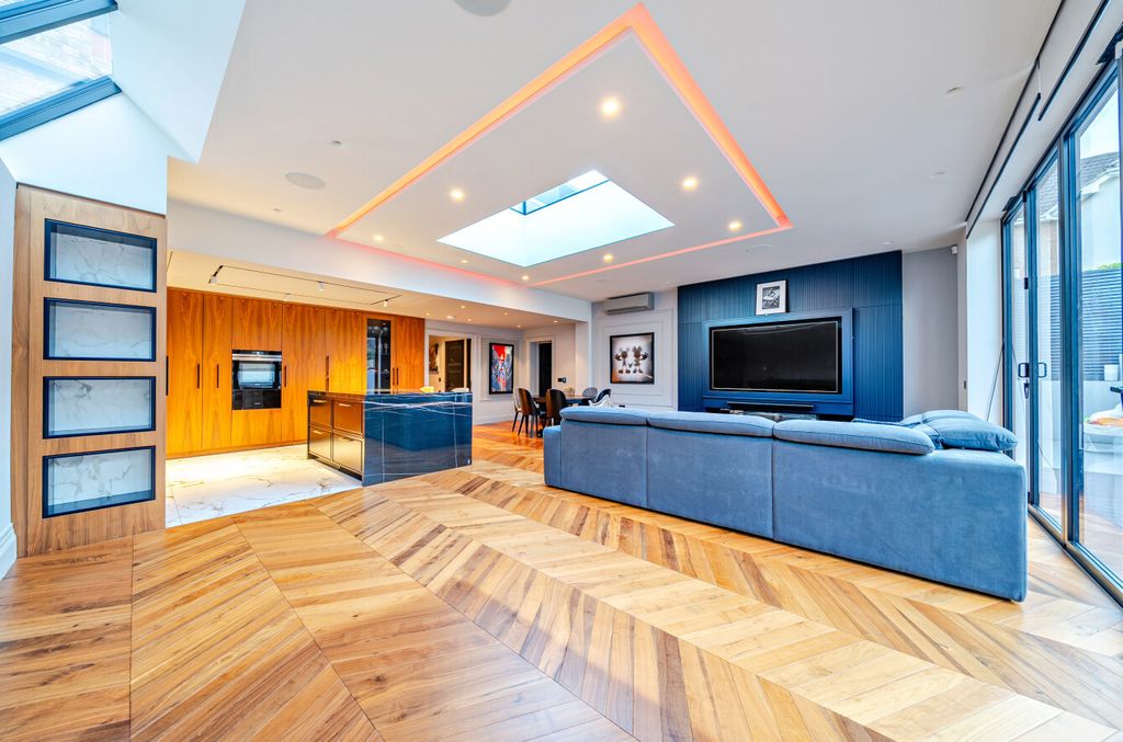 Property photo 2 of 35 1526089-18-6Abbcf...