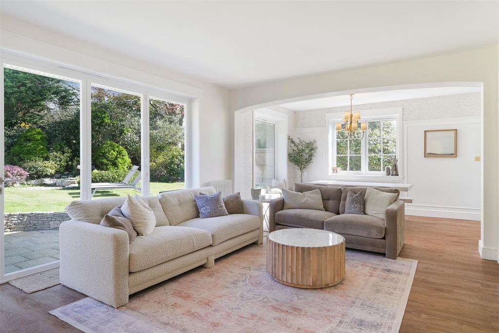 Property photo 3 of 40 Russell Close, 4 (28).Jpg