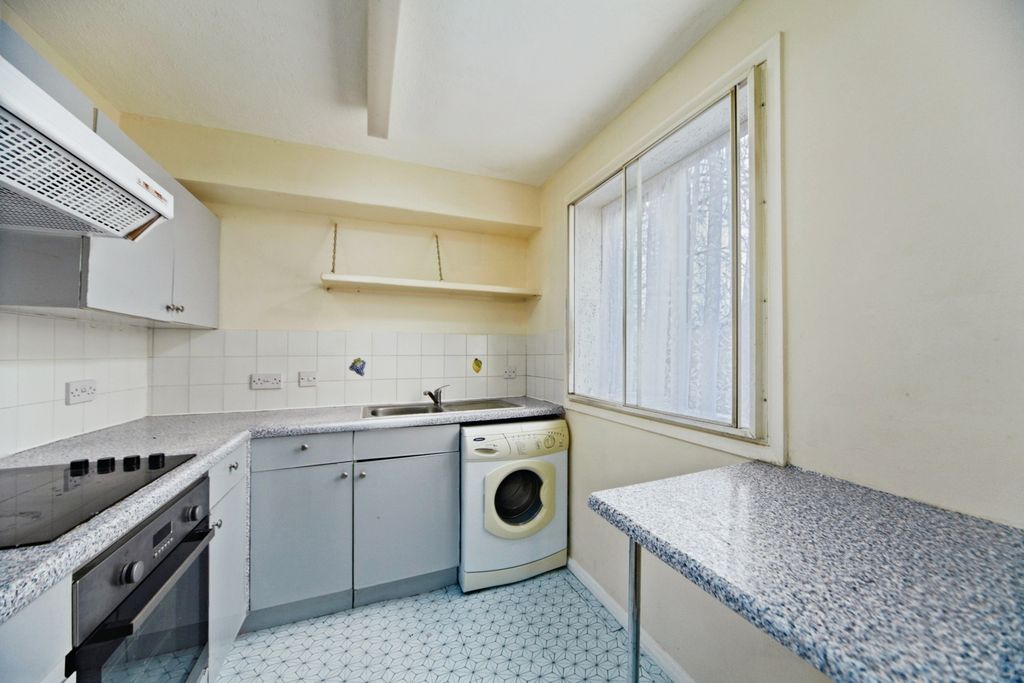 Property photo 3 of 17 Kitchen