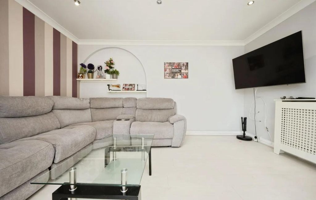 Property photo 3 of 27 Living Room