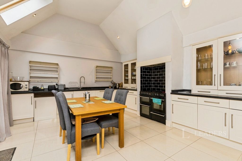 Property photo 3 of 17 Pbox-Img.Jpg