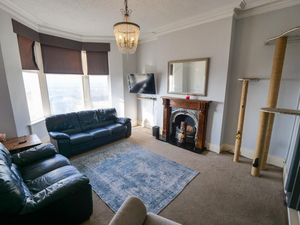 Property photo 3 of 19 Lounge