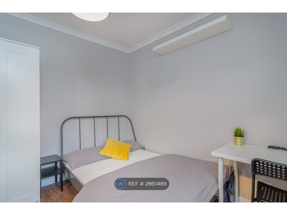 Property photo 3 of 7 Studio Room 5