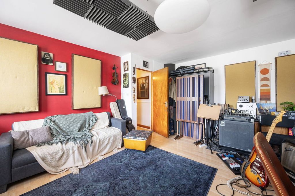 Property photo 3 of 6