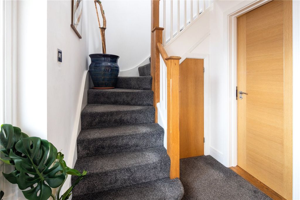 Property photo 3 of 12 Entrance Hall