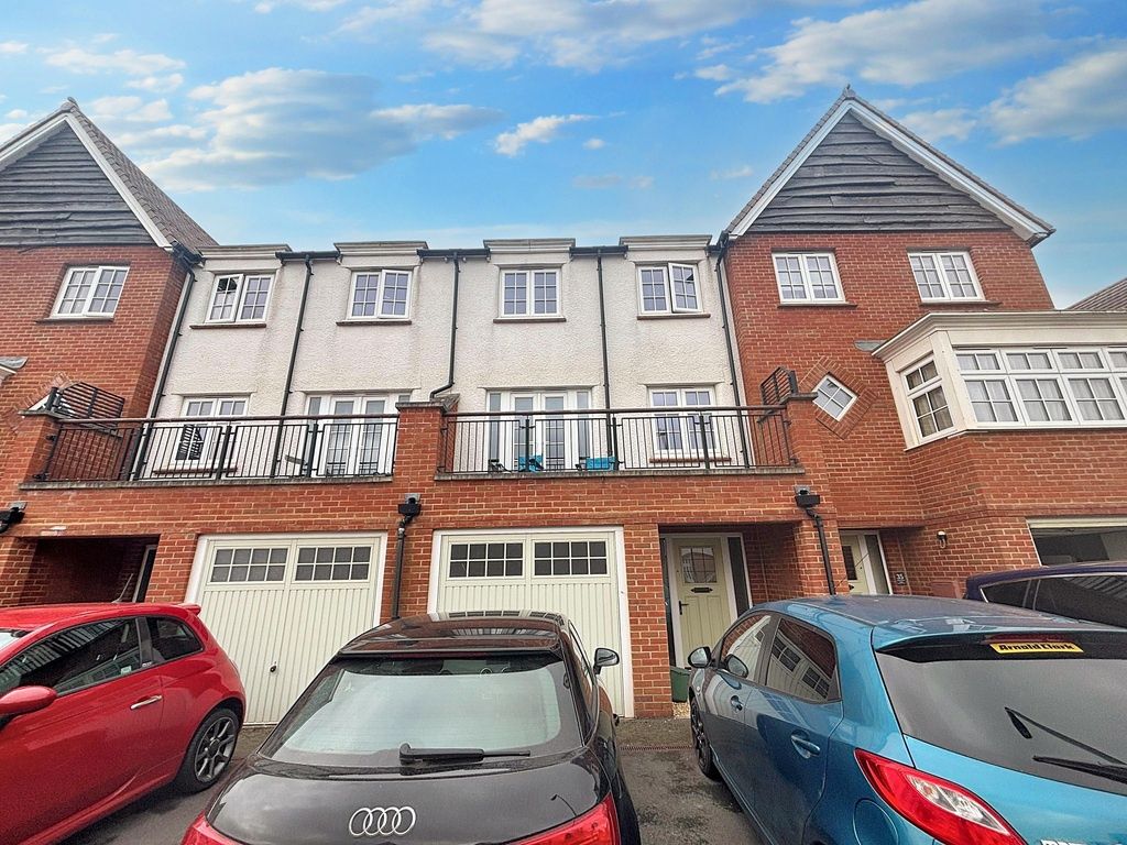 Property photo 1 of 6 Street-Facing Modern Townhouse Building With Garag...