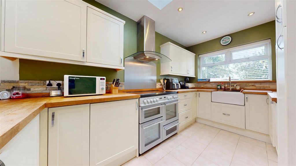 Property photo 3 of 31 Broadway Kitchen