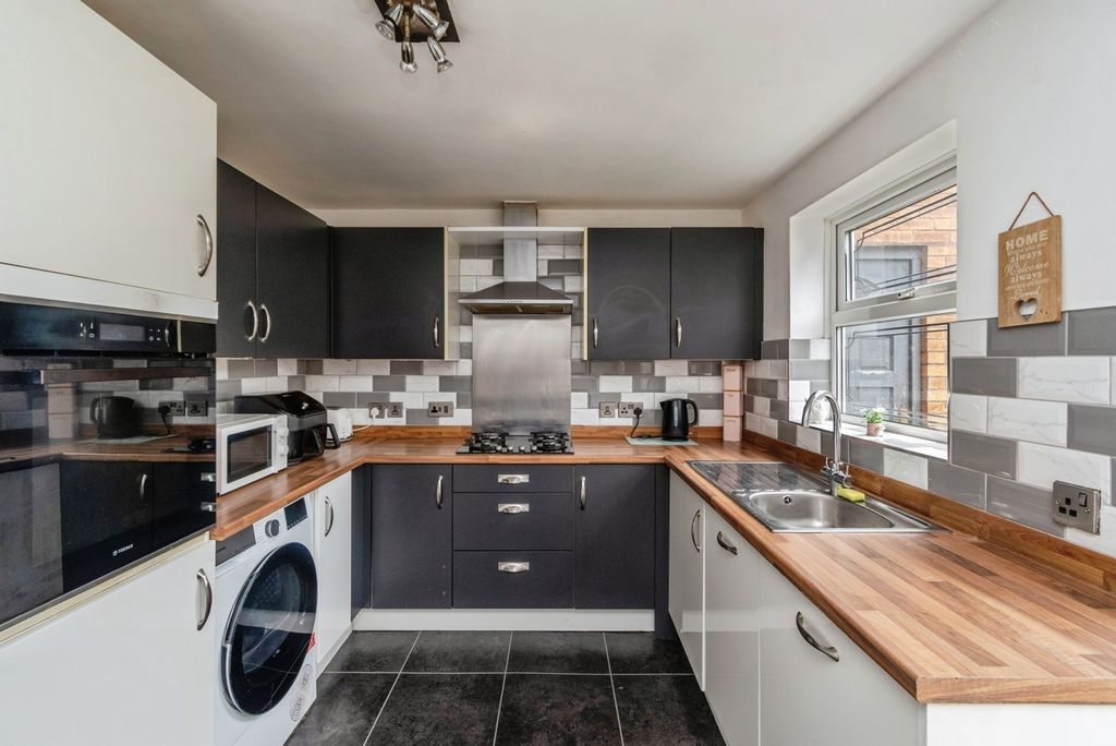 Property photo 3 of 20 Kitchen