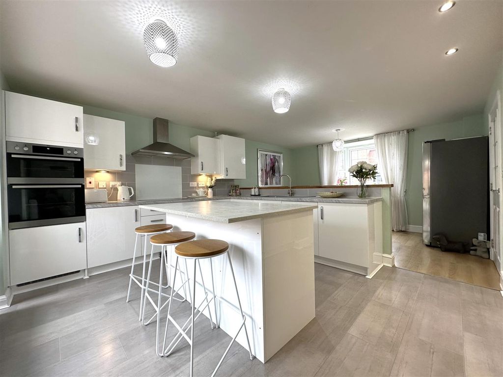 Property photo 2 of 20 Open-Plan Dining Kitchen 172