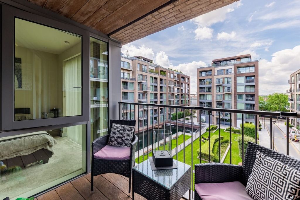 Property photo 1 of 8 Woodford House 11...