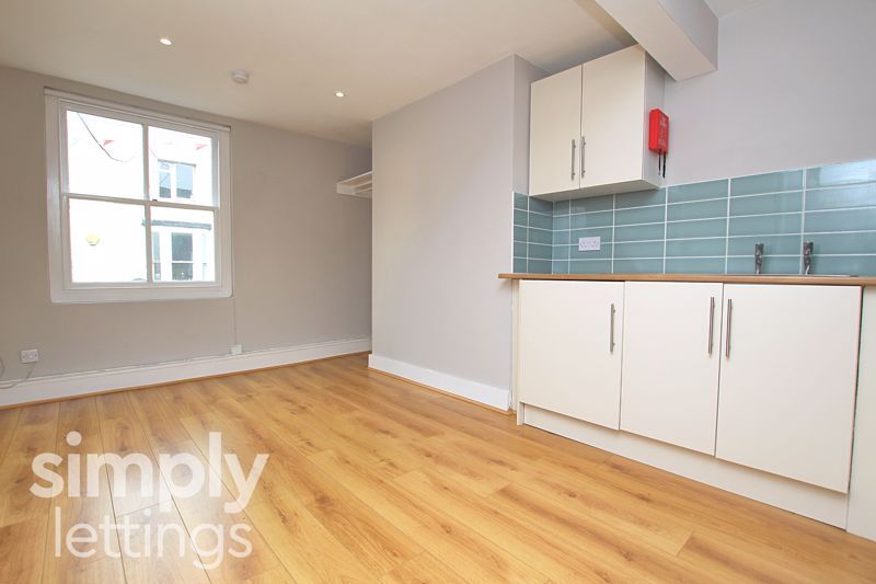 Property photo 3 of 8 Photo 6